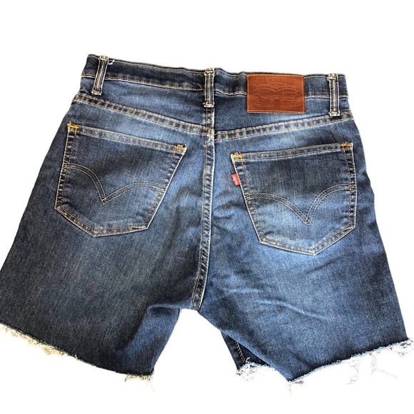 LEVI'S Cut Off Shorts Dark Wash Fading Size 32 - Picture 2 of 10